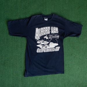 VINTAGE 90'S WRESTLING GOLF CLASSIC PE ALBERT LEA GRAPHIC TEE SHIRT IN NAVY SZ L